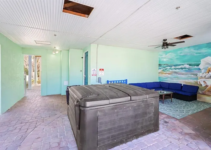 Spacious 4br-3ba Townhouse Steps From The *