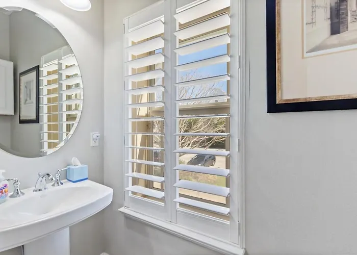 Spacious 4br-3ba Townhouse Steps From The *